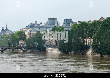 Paris, Frankreich. 6. Juni 2016. Flut Abnahme, Decrue De La Seine, Paris, Louvre, Pont des Arts 06.06.2016 Credit: Ignacio Gomez Vertrieb/Alamy Live News Stockfoto