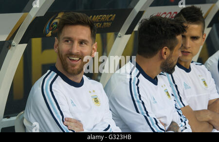 Santa Clara, USA. 6. Juni 2016. Argentiniens Lionel Messi (L) sitzt auf der Bank während der Copa America Centenario Gruppe D-Partie zwischen Argentinien und Chile im Levi's-Stadion in Santa Clara, Kalifornien, USA, 6. Juni 2016. Argentinien gewann mit 2: 1. Bildnachweis: Yang Lei/Xinhua/Alamy Live-Nachrichten Stockfoto