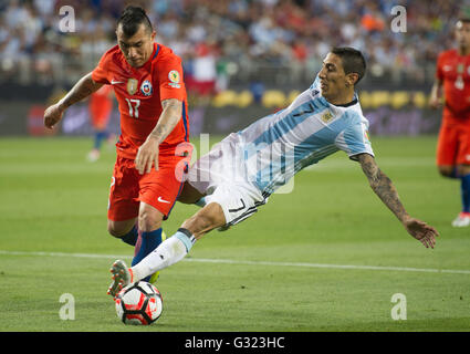Santa Clara, USA. 6. Juni 2016. Argentiniens Angel Di Maria (R) wetteifert mit Chiles Gary Medel während ihres Spiels Copa America Centenario Gruppe D im Levi's-Stadion in Santa Clara, Kalifornien, USA, 6. Juni 2016. Argentinien gewann mit 2: 1. Bildnachweis: Yang Lei/Xinhua/Alamy Live-Nachrichten Stockfoto