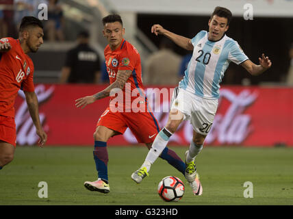 Santa Clara, USA. 6. Juni 2016. Argentiniens Nicolas Gaitan (R) wetteifert um den Ball während der Copa America Centenario Gruppe D-Partie zwischen Argentinien und Chile im Levi's-Stadion in Santa Clara, Kalifornien, USA, 6. Juni 2016. Argentinien gewann mit 2: 1. Bildnachweis: Yang Lei/Xinhua/Alamy Live-Nachrichten Stockfoto
