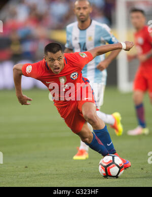 Santa Clara, USA. 6. Juni 2016. Chiles Alexis Sanchez durchbricht während der Copa America Centenario Gruppe D match zwischen Argentinien und Chile im Levi's-Stadion in Santa Clara, Kalifornien, den Vereinigten Staaten, 6. Juni 2016. Argentinien gewann mit 2: 1. Bildnachweis: Yang Lei/Xinhua/Alamy Live-Nachrichten Stockfoto