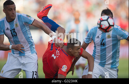 Santa Clara, USA. 6. Juni 2016. Chiles Alexis Sanchez (C) wetteifert um den Ball während der Copa America Centenario Gruppe D-Partie zwischen Argentinien und Chile im Levi's-Stadion in Santa Clara, Kalifornien, USA, 6. Juni 2016. Argentinien gewann mit 2: 1. Bildnachweis: Yang Lei/Xinhua/Alamy Live-Nachrichten Stockfoto