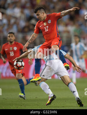 Santa Clara, USA. 6. Juni 2016. Chiles Gary Medel (vorne) springt auf, um während der Copa America Centenario Gruppe D-Partie zwischen Argentinien und Chile im Levi's-Stadion in Santa Clara, Kalifornien, USA, 6. Juni 2016 zu verteidigen. Argentinien gewann mit 2: 1. Bildnachweis: Yang Lei/Xinhua/Alamy Live-Nachrichten Stockfoto