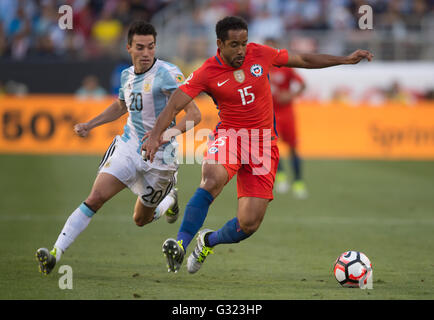 Santa Clara, USA. 6. Juni 2016. Chiles Jean Beausejour (R) wetteifert um den Ball während der Copa America Centenario Gruppe D-Partie zwischen Argentinien und Chile im Levi's-Stadion in Santa Clara, Kalifornien, USA, 6. Juni 2016. Argentinien gewann mit 2: 1. Bildnachweis: Yang Lei/Xinhua/Alamy Live-Nachrichten Stockfoto