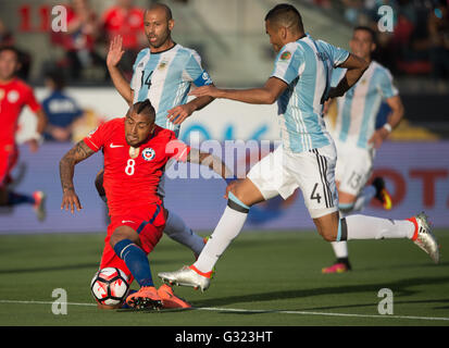 Santa Clara, USA. 6. Juni 2016. Chiles Arturo Vidal (unten) wetteifert um den Ball während der Copa America Centenario Gruppe D-Partie zwischen Argentinien und Chile im Levi's-Stadion in Santa Clara, Kalifornien, USA, 6. Juni 2016. Argentinien gewann mit 2: 1. Bildnachweis: Yang Lei/Xinhua/Alamy Live-Nachrichten Stockfoto