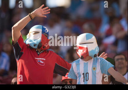 Santa Clara, USA. 6. Juni 2016. Zwei Fans warten auf die Copa America Centenario Gruppe D Spiel zwischen Argentinien und Chile im Levi's-Stadion in Santa Clara, Kalifornien, den Vereinigten Staaten, 6. Juni 2016. Bildnachweis: Yang Lei/Xinhua/Alamy Live-Nachrichten Stockfoto