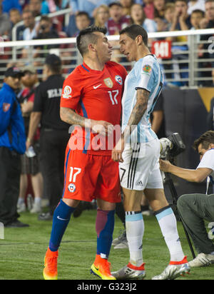 Santa Clara, USA. 6. Juni 2016. Argentiniens Angel Di Maria (R) konfrontiert Chiles Gary Medel während ihres Spiels Copa America Centenario Gruppe D im Levi's-Stadion in Santa Clara, Kalifornien, USA, 6. Juni 2016. Argentinien gewann mit 2: 1. Bildnachweis: Yang Lei/Xinhua/Alamy Live-Nachrichten Stockfoto