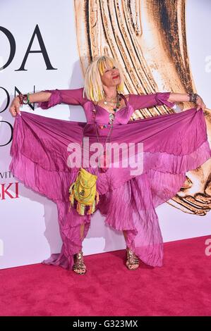 Betsy Johnson im Ankunftsbereich für 2016 CFDA Fashion Awards, Hammerstein Ballroom in Manhattan Center, New York, NY 6. Juni 2016. Foto von: Steven Ferdman/Everett Collection Stockfoto