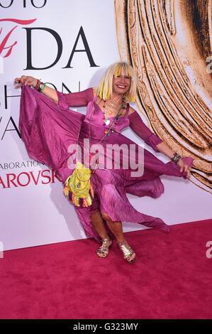 Betsy Johnson im Ankunftsbereich für 2016 CFDA Fashion Awards, Hammerstein Ballroom in Manhattan Center, New York, NY 6. Juni 2016. Foto von: Steven Ferdman/Everett Collection Stockfoto