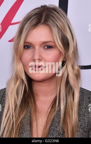 Sophie Kennedy Clark im Ankunftsbereich für 2016 CFDA Fashion Awards, Hammerstein Ballroom in Manhattan Center, New York, NY 6. Juni 2016. Foto von: Steven Ferdman/Everett Collection Stockfoto