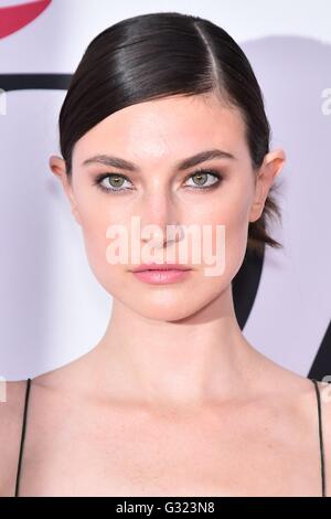Jacquelyn Jablonski im Ankunftsbereich für 2016 CFDA Fashion Awards, Hammerstein Ballroom in Manhattan Center, New York, NY 6. Juni 2016. Foto von: Steven Ferdman/Everett Collection Stockfoto