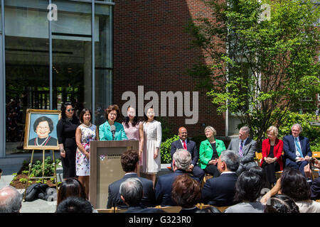 (160607)--BOSTON, 7. Juni 2016 (Xinhua)--ehemalige US-Arbeitsministerin Elaine Chao (3. L) spricht bei der Eröffnungsfeier des Ruth Mulan Chu Chao Center in Harvard Business School in Boston, Massachusetts in den Vereinigten Staaten, 6. Juni 2016. Harvard Business School (HBS) hat am Montag die Ruth Mulan Chu Chao Center eröffnet, die erste jemals Gebäude benannt nach einer chinesisch-amerikanischen Harvard Campus in der Ivy League Schule 380-jährigen Geschichte. Mit einer Spende von 40 Millionen US-Dollar von der Familienstiftung Dr. James Si-Cheng Chao wieder im Jahr 2012 erbaute ehrt Zentrum die Erinnerung an Cha Stockfoto