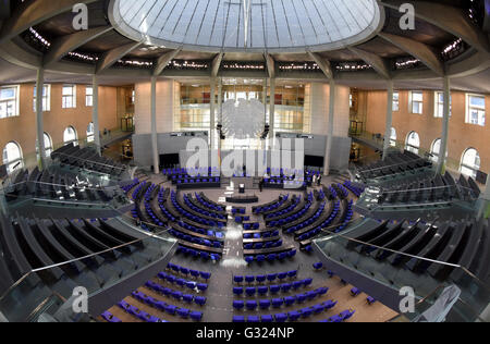 Berlin, Deutschland. 7. Juni 2016. Der Plenarsaal des Deutschen Bundestages mit Besucher steht auf der linken und rechten in Berlin, 7. Juni 2016. Foto: Rainer Jensen/Dpa/Alamy Live-Nachrichten Stockfoto