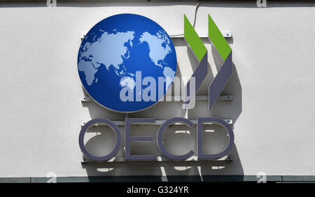 Berlin, Deutschland. 31. Mai 2016. Das Logo der OECD - Organisation für wirtschaftliche Zusammenarbeit und Entwicklung - in der Schumann-Straße in Berlin, Deutschland, 31. Mai 2016. Foto: JENS KALAENE/Dpa/Alamy Live News Stockfoto