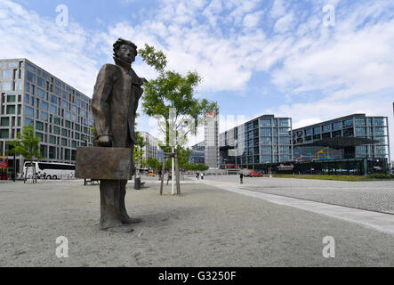 Berlin, Deutschland. 31. Mai 2016. Die Skulptur "Partenza" (Abreise) des italienischen Künstlers Giampaolo Talani am Washingtonplatz am Hauptbahnhof in Berlin, Deutschland, 31. Mai 2016. Foto: Jens Kalaene/Dpa/Alamy Live News Stockfoto