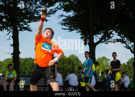 Hannover, Deutschland. 7. Juni 2016. Athlet Christian Ramstaedter Praktiken Kugelstoßen während der Special Olympics Deutschland in Hannover, Deutschland, 7. Juni 2016. Rund 4.800 Sportler mit geistiger Behinderung konkurrieren in 18 Sportveranstaltungen während der nationalen Special Olympics, die vom 06. bis 10. Juni 2016 stattfindet. Foto: SEBASTIAN GOLLNOW/Dpa/Alamy Live News Stockfoto