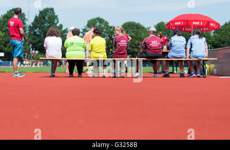 Hannover, Deutschland. 7. Juni 2016. Athleten warten auf der Bank bei der Frauen Ballweitwurf Veranstaltung während der Special Olympics Deutschland in Hannover, Deutschland, 7. Juni 2016. Rund 4.800 Sportler mit geistiger Behinderung konkurrieren in 18 Sportveranstaltungen während der nationalen Special Olympics, die vom 06. bis 10. Juni 2016 stattfindet. Foto: SEBASTIAN GOLLNOW/Dpa/Alamy Live News Stockfoto