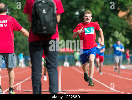 Hannover, Deutschland. 7. Juni 2016. Athlet Stefan Faupel läuft erste über die Ziellinie auf die Männer 100-Meter-Veranstaltung während der Special Olympics Deutschland in Hannover, Deutschland, 7. Juni 2016. Rund 4.800 Sportler mit geistiger Behinderung konkurrieren in 18 Sportveranstaltungen während der nationalen Special Olympics, die vom 06. bis 10. Juni 2016 stattfindet. Foto: SEBASTIAN GOLLNOW/Dpa/Alamy Live News Stockfoto