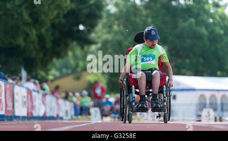 Hannover, Deutschland. 7. Juni 2016. Athlet Matthias Schraegle beteiligt sich an den über 50 Meter Rollstuhl Slalom bei den Special Olympics Deutschland in Hannover, Deutschland, 7. Juni 2016. Rund 4.800 Sportler mit geistiger Behinderung konkurrieren in 18 Sportveranstaltungen während der nationalen Special Olympics, die vom 06. bis 10. Juni 2016 stattfindet. Foto: SEBASTIAN GOLLNOW/Dpa/Alamy Live News Stockfoto