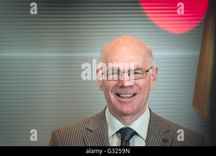 Berlin, Deutschland. 7. Juni 2016. Präsident des Deutschen Bundestages, Norbert Lammert, kommt zu einer Pressekonferenz im Reichstag in Berlin, Deutschland, 7. Juni 2016. Lammert erhielt Geschäftsberichts 2015 von den Petitionsausschuss. Foto: Sophia Kembowski/Dpa/Alamy Live News Stockfoto