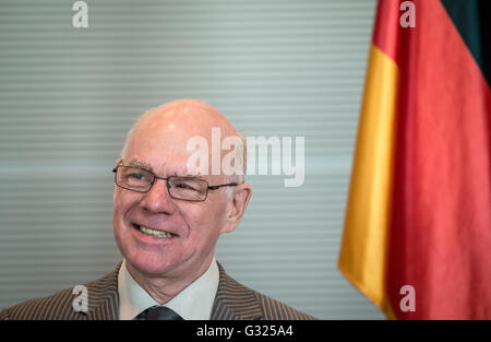 Berlin, Deutschland. 7. Juni 2016. Präsident des Deutschen Bundestages, Norbert Lammert, kommt zu einer Pressekonferenz im Reichstag in Berlin, Deutschland, 7. Juni 2016. Lammert erhielt Geschäftsberichts 2015 von den Petitionsausschuss. Foto: Sophia Kembowski/Dpa/Alamy Live News Stockfoto