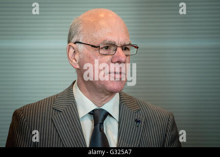 Berlin, Deutschland. 7. Juni 2016. Präsident des Deutschen Bundestages, Norbert Lammert, kommt zu einer Pressekonferenz im Reichstag in Berlin, Deutschland, 7. Juni 2016. Lammert erhielt Geschäftsberichts 2015 von den Petitionsausschuss. Foto: Sophia Kembowski/Dpa/Alamy Live News Stockfoto