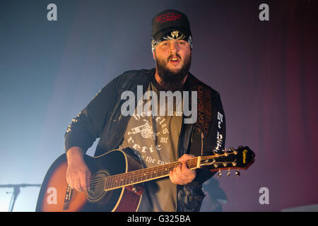 Nürnberg, Deutschland. 31. März 2016. Der US-amerikanische Musiker Bob Wayne ist auf der Bühne während eines Konzerts in Nürnberg, 31. März 2016. Foto: Daniel Karmann/Dpa/Alamy Live News Stockfoto