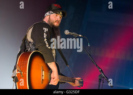 Der US-amerikanische Musiker Bob Wayne ist auf der Bühne während eines Konzerts in Nürnberg, 31. März 2016. Foto: Daniel Karmann/dpa Stockfoto