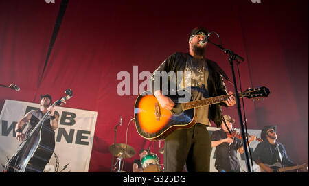 Der US-amerikanische Musiker Bob Wayne ist auf der Bühne während eines Konzerts in Nürnberg, 31. März 2016. Foto: Daniel Karmann/dpa Stockfoto