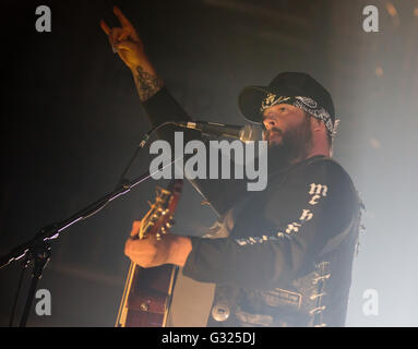 Der US-amerikanische Musiker Bob Wayne ist auf der Bühne während eines Konzerts in Nürnberg, 31. März 2016. Foto: Daniel Karmann/dpa Stockfoto