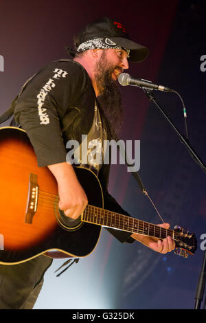 Der US-amerikanische Musiker Bob Wayne ist auf der Bühne während eines Konzerts in Nürnberg, 31. März 2016. Foto: Daniel Karmann/dpa Stockfoto