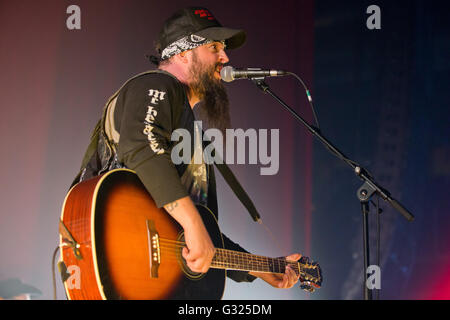 Der US-amerikanische Musiker Bob Wayne ist auf der Bühne während eines Konzerts in Nürnberg, 31. März 2016. Foto: Daniel Karmann/dpa Stockfoto