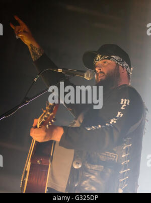 Der US-amerikanische Musiker Bob Wayne ist auf der Bühne während eines Konzerts in Nürnberg, 31. März 2016. Foto: Daniel Karmann/dpa Stockfoto