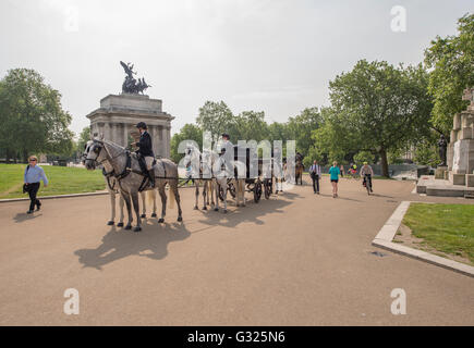 Hyde Park, London, UK. 7. Juni 2016. Pferde aus den königlichen Ställen sind auf dem Weg zum Hyde Park am Apsley Weg mit dem Wellington Arch im Hintergrund ausgeübt. Bildnachweis: Malcolm Park Leitartikel/Alamy Live-Nachrichten. Stockfoto