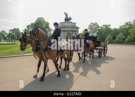 Hyde Park, London, UK. 7. Juni 2016. Pferde aus den königlichen Ställen sind auf dem Weg zum Hyde Park am Apsley Weg mit dem Wellington Arch im Hintergrund ausgeübt. Bildnachweis: Malcolm Park Leitartikel/Alamy Live-Nachrichten. Stockfoto