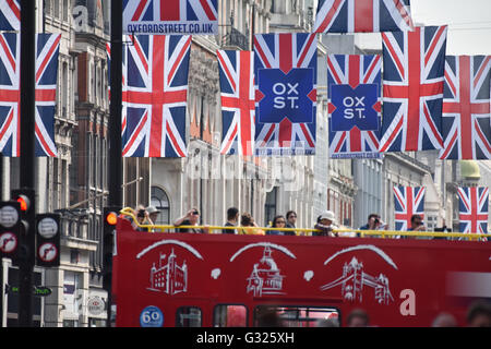 Oxford Street, London, UK. 7. Juni 2016. Union Jack-Flaggen wurden auf der Oxford Street installiert. © Matthew Chattle/Alamy Leben Stockfoto