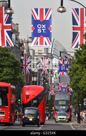 Oxford Street, London, UK. 7. Juni 2016. Union Jack-Flaggen wurden auf der Oxford Street installiert. © Matthew Chattle/Alamy Leben Stockfoto