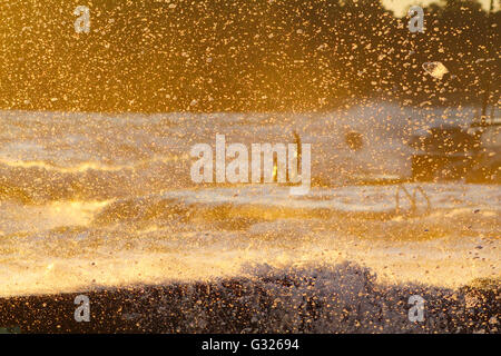 Sydney, Australien. 06th. Juni 2016. Während die Sonne aufgeht, stürzen die Wellen immer noch in den Shelly Beach, wo die ikonischen Statuen (die Ozeaniden) am Rand des Fairy Bower Pools stark beschädigt wurden. Stockfoto