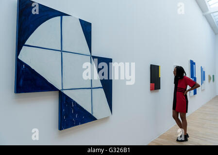 London, UK.  7. Juni 2016.  Ein Besucher schaut (L) "Matisse", durch die amerikanische Künstlerin Mary Heilmann in der Vorschau vor ihre erste große UK-Ausstellung "Looking at Bilder", in der Whitechapel Gallery.  Die Ausstellung erstreckt sich über fünf Dekade Karriere des Künstlers, aus ihrer frühen geometrischen Malereien in den 1970er Jahren auf ihre jüngsten geformte Leinwände in Day-Glo Farben.  Die Show bietet ca. 45 Gemälde sowie eine Auswahl an Keramik, Stühle und arbeiten auf Papier, von denen viele noch nie ausgestellt worden sind. Bildnachweis: Stephen Chung / Alamy Live News Stockfoto