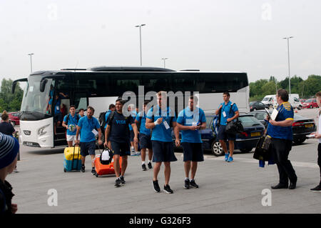 Salford, UK, 7. Juni 2016, der argentinische U20 Mannschaft an der A J Bell Stadium ankommen für ihr Spiel gegen Frankreich in der Welt Rugby U20 Meisterschaft 2016. Credit: Colin Edwards/Alamy leben Nachrichten Stockfoto