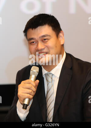 Peking, China. 7. Juni 2016. Chinesischen Basketball-Legende spricht Yao Ming während des strategischen Dialogs von China und den USA auf Student Sports in Peking, Hauptstadt von China, 7. Juni 2016. © Meng Yongmin/Xinhua/Alamy Live-Nachrichten Stockfoto