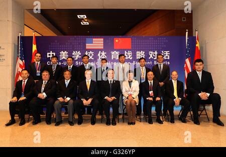 Peking, China. 7. Juni 2016. Gäste posieren für Gruppenfotos vor China und den USA strategischen Dialog über Student Sports in Peking, Hauptstadt von China, 7. Juni 2016. © Meng Yongmin/Xinhua/Alamy Live-Nachrichten Stockfoto