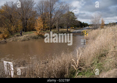 Canberra. 7. Juni 2016. Foto am 7. Juni 2016 zeigt eine versunkene Straße aufgrund der Schwellung des Murrumbidgee River, nach heftigen in Canberra, Australien Regenfällen. Vier Menschen starben während drei noch die massive Sturmfront, die Australiens Ostküste getroffen fehlen, als im Landesinneren starke Überschwemmungen, Riesenwellen und ungewöhnlich hohen Gezeiten weiterhin Schaden anrichten. © Justin Qian/Xinhua/Alamy Live-Nachrichten Stockfoto