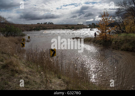 Canberra. 7. Juni 2016. Foto am 7. Juni 2016 zeigt eine versunkene Straße aufgrund der Schwellung des Murrumbidgee River, nach heftigen in Canberra, Australien Regenfällen. Vier Menschen starben während drei noch die massive Sturmfront, die Australiens Ostküste getroffen fehlen, als im Landesinneren starke Überschwemmungen, Riesenwellen und ungewöhnlich hohen Gezeiten weiterhin Schaden anrichten. © Justin Qian/Xinhua/Alamy Live-Nachrichten Stockfoto