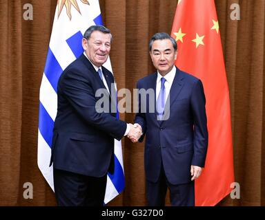 Peking, China. 7. Juni 2016. Chinese Foreign Minister Wang Yi (R) schüttelt Hände mit uruguayische Minister für auswärtige Angelegenheiten Rodolfo Nin Novoa in Peking, Hauptstadt von China, 7. Juni 2016. © Gao Jie/Xinhua/Alamy Live-Nachrichten Stockfoto