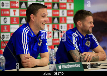 Sprechen Sie mit der Presse nach einer Trainingseinheit im Nordirland Basislager in Saint Georges de Reneins, Frankreich, Chris Baird (links) und Oliver Norwood (rechts). Stockfoto