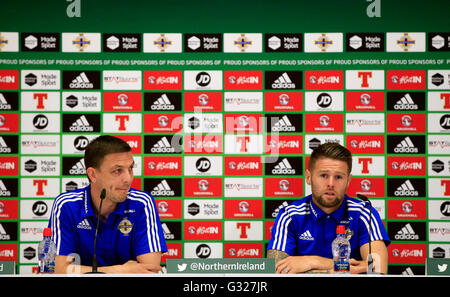 Sprechen Sie mit der Presse nach einer Trainingseinheit im Nordirland Basislager in Saint Georges de Reneins, Frankreich, Chris Baird (links) und Oliver Norwood (rechts). Stockfoto