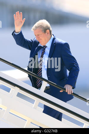 England Manager Roy Hodgson "Wellenlinien" wie er das Flugzeug am Flughafen Luton besteigt. Stockfoto