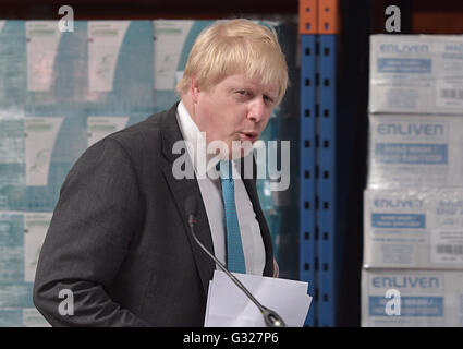 Boris Johnson spricht bei einer Abstimmung verlassen EU Referendum Kampagne Veranstaltung bei DCS Group in London. Stockfoto