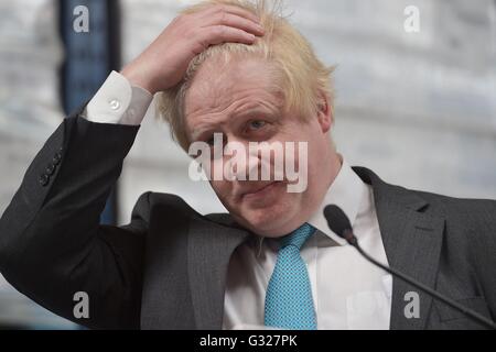 Boris Johnson spricht bei einer Abstimmung verlassen EU Referendum Kampagne Veranstaltung bei DCS Group in London. Stockfoto